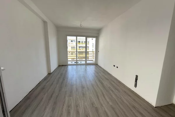 Rruga Dritan Hoxha,jepet me qera ambient biznesi per zyra 2+1+2,bosh 75,000L(neto)