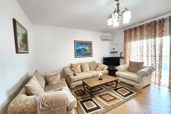 Shtepi me qera 2+1 ne Tirane - 75,000 Leke