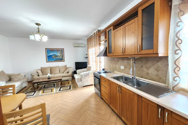 Shtepi me qera Apartament ne Tirane, 2+1, Mobilimi E mobiluar, Pagesa 75,000  Leke.