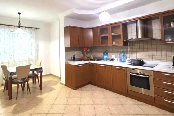 Shtepi me qera Apartament ne Tirane, 2+1, Mobilimi E mobiluar, Pagesa 80,000  Leke.