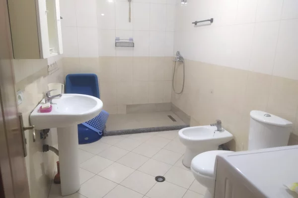 Shtepi me qera Apartament ne Tirane, 1+1, Mobilimi E mobiluar, Pagesa 50,000  Leke.