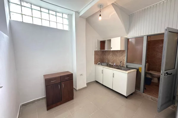 Shtepi me qera Vila Luksoze ne Tirane, 1+1, Mobilimi Pjeserisht e mobiluar, Pagesa 50,000  Leke.