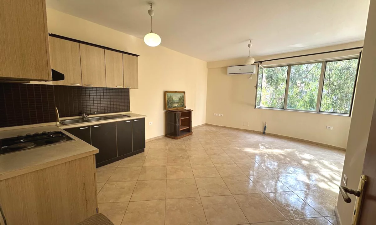 Shtepi me qera Apartament ne Tirane, 2+1, Mobilimi Pjeserisht e mobiluar, Pagesa 70,000  Leke.