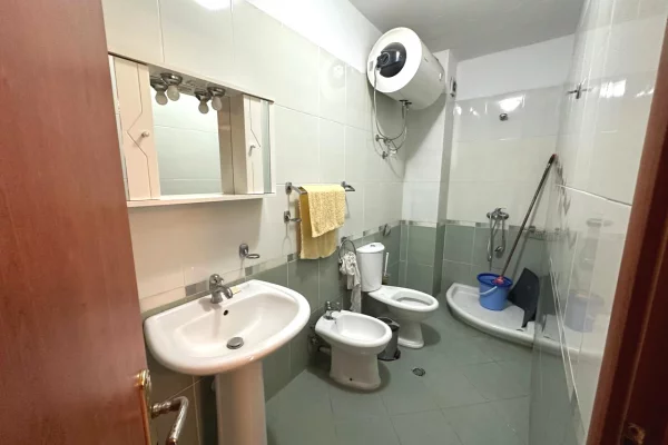 Shtepi me qera Apartament ne Tirane, 2+1, Mobilimi Pjeserisht e mobiluar, Pagesa 70,000  Leke.