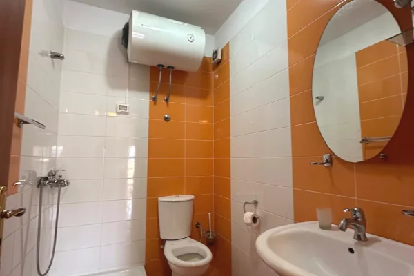 Shtepi me qera Apartament ne Tirane, 2+1, Mobilimi Pjeserisht e mobiluar, Pagesa 70,000  Leke.