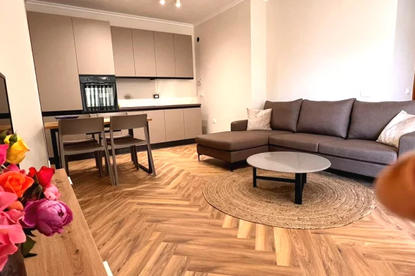 🏢Rruga e Kavajes,prane Kishes Katolike jepet me qera apartament 2+1+2,i mobiluar. 800Euro  