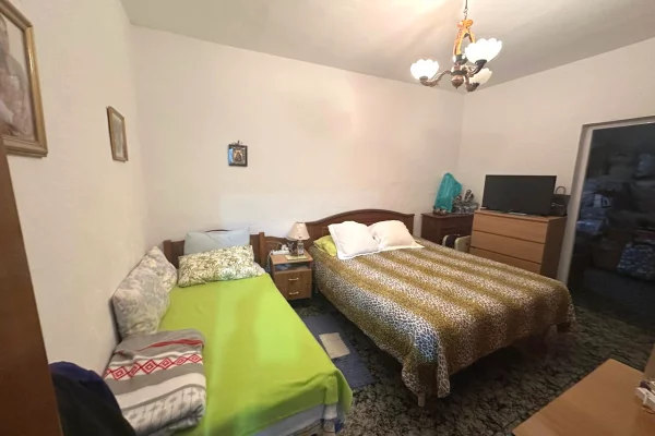Shtepi ne shitje Apartament ne Tirane, 2+1, Mobilimi Pjeserisht e mobiluar, Pagesa 120,000  Euro.