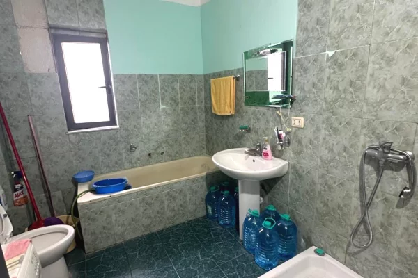 Shtepi ne shitje Apartament ne Tirane, 2+1, Mobilimi Pjeserisht e mobiluar, Pagesa 120,000  Euro.