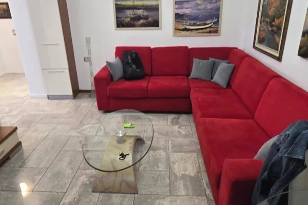 Rruga e Dibres jepet me qera apartament 2+1,i mobiluar.55,000LEKE