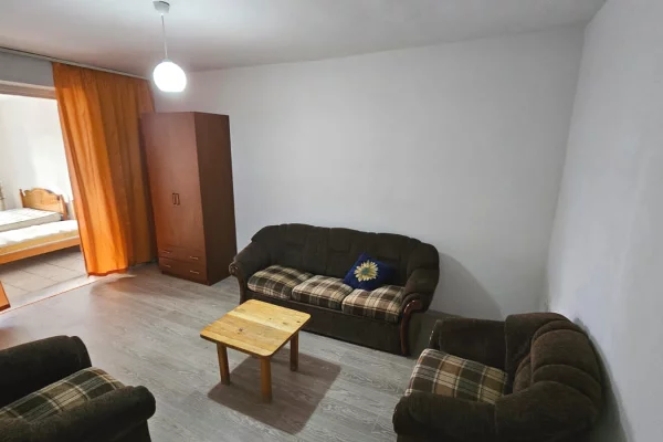 Ne zonen e Bllokut jepet me qera apartament 1+1,i mobiluar 55,000LEKE