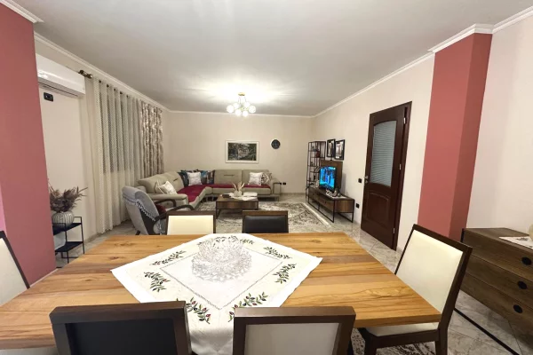 Shtepi ne shitje Apartament ne Tirane, 2+1, Mobilimi E mobiluar, Pagesa 335,000  Euro.