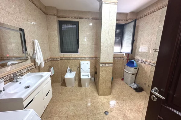 Shtepi ne shitje Apartament ne Tirane, 2+1, Mobilimi E mobiluar, Pagesa 335,000  Euro.