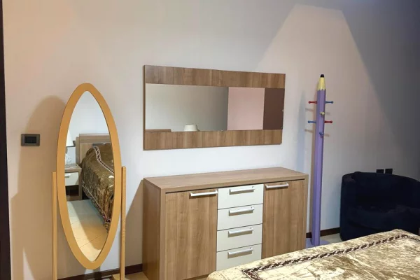 Shtepi me qera Apartament ne Tirane, 2+1, Mobilimi E mobiluar, Pagesa 1,200  Euro.