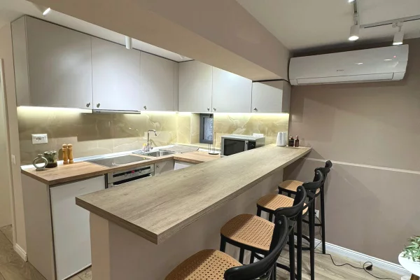 Shtepi me qera Vila Luksoze ne Tirane, 2+1, Mobilimi E mobiluar, Pagesa 65,000  Leke.