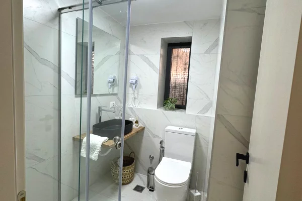 Shtepi me qera Vila Luksoze ne Tirane, 2+1, Mobilimi E mobiluar, Pagesa 65,000  Leke.