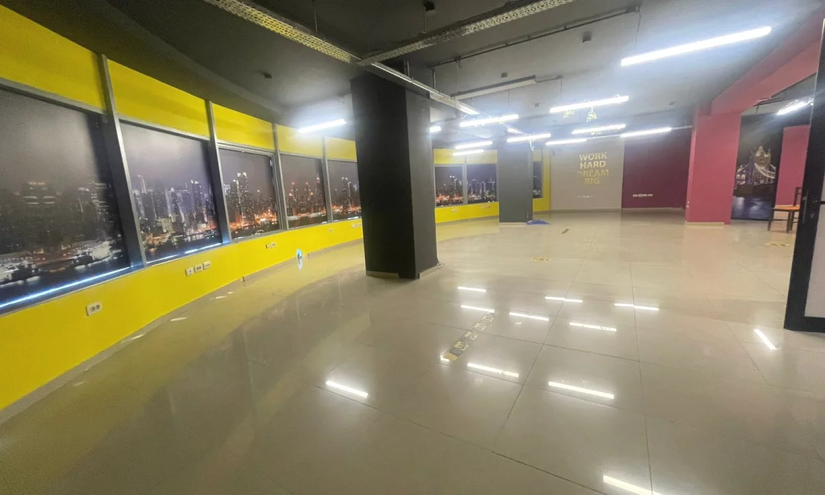 Rr.e Dibres,Kompleksi Halili,jepet me qera ambient biznesi,me sip250m2,Bosh 2,000Euro