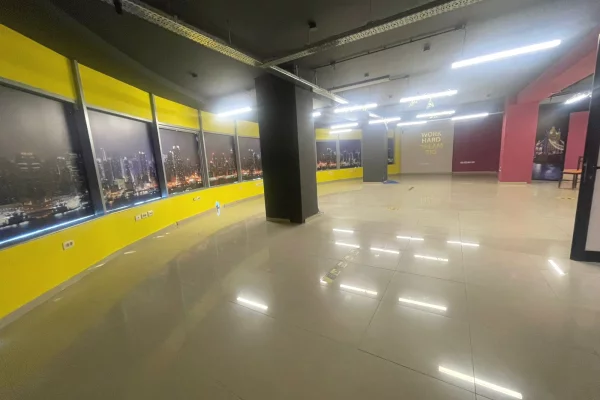 Rr.e Dibres,Kompleksi Halili,jepet me qera ambient biznesi,me sip250m2,Bosh 2,000Euro