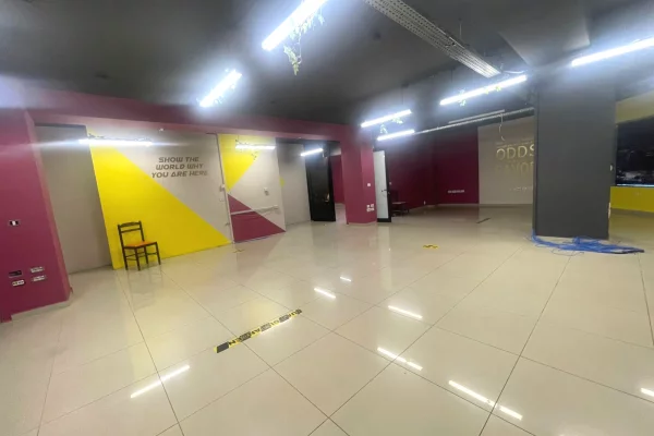 Rr.e Dibres,Kompleksi Halili,jepet me qera ambient biznesi,me sip250m2,Bosh 2,000Euro