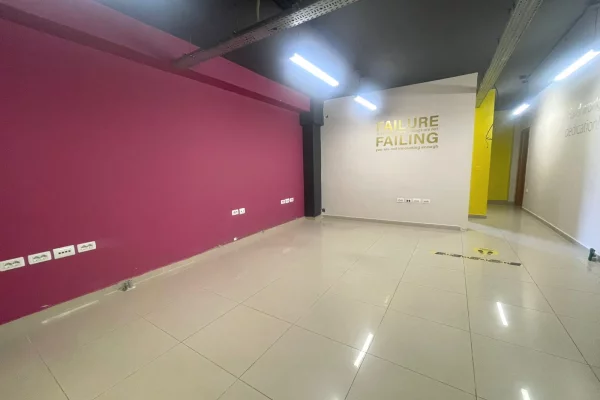 Rr.e Dibres,Kompleksi Halili,jepet me qera ambient biznesi,me sip250m2,Bosh 2,000Euro