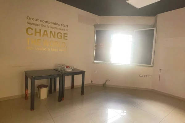 Rr.e Dibres,Kompleksi Halili,jepet me qera ambient biznesi,me sip250m2,Bosh 2,000Euro