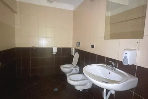 Rr.e Dibres,Kompleksi Halili,jepet me qera ambient biznesi,me sip250m2,Bosh 2,000Euro