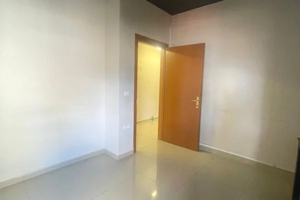 Rr.e Dibres,Kompleksi Halili,jepet me qera ambient biznesi,me sip250m2,Bosh 2,000Euro