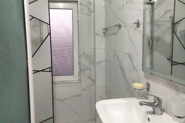 Shtepi me qera Apartament ne Tirane, 1+1, Mobilimi E mobiluar, Pagesa 48,000  Leke.