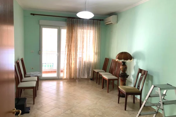 Ne zonen e Myslym Shyrit,jepet me qera apartament 3+1+2+post parkimi ,pjeserisht i mobiluar.80,000 Leke
