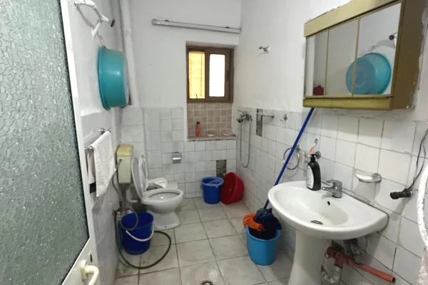 Shtepi ne shitje Apartament ne Tirane, 3+1, Mobilimi Pjeserisht e mobiluar, Pagesa 18,500,000  Leke.