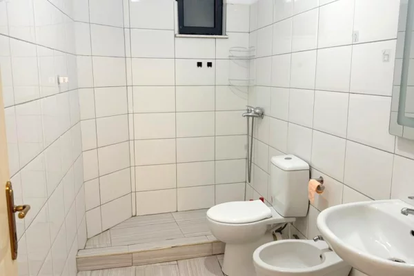 Shtepi me qera Apartament ne Tirane, 2+1, Mobilimi E mobiluar, Pagesa 600  Euro.