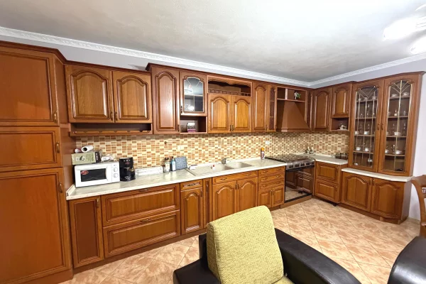 Shtepi me qera Apartament ne Tirane, 1+1, Mobilimi E mobiluar, Pagesa 50,000  Leke.