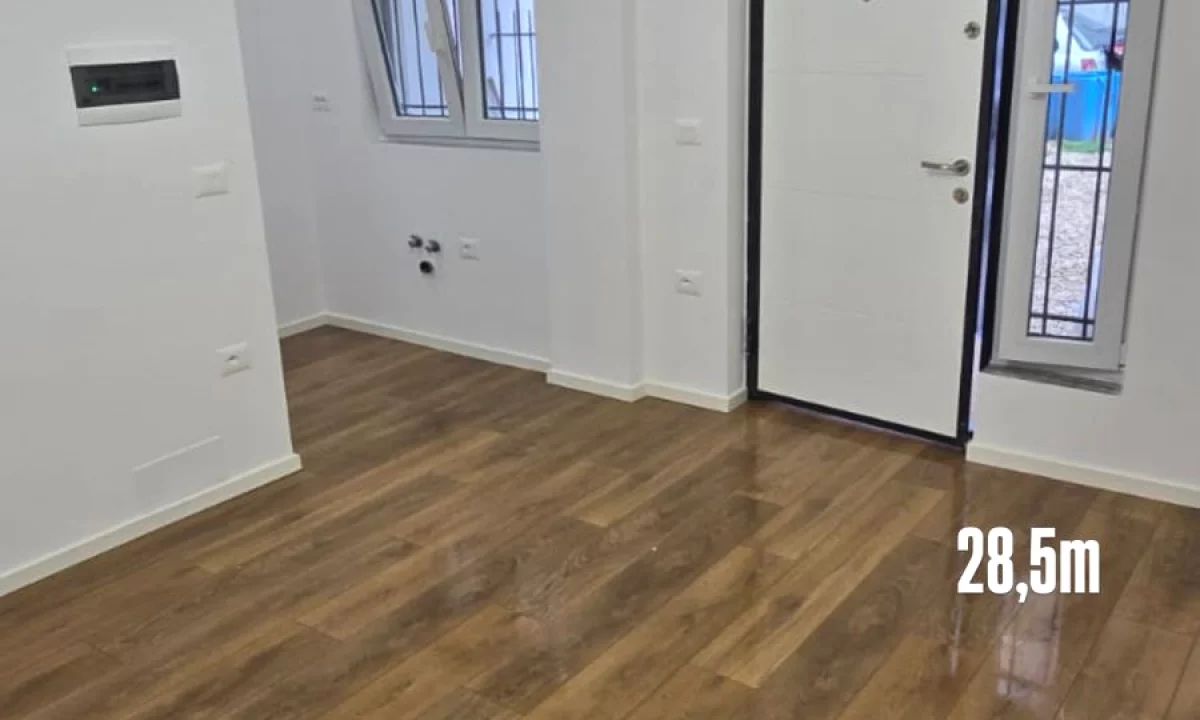 Shtepi ne shitje Apartament ne Tirane, Garsoniere, Mobilimi Bosh, pa mobiluar, Pagesa 80,000  Euro.