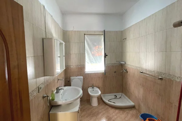 Shtepi me qera Vila Luksoze ne Tirane, 2+1, Mobilimi E mobiluar, Pagesa 60,000  Leke.