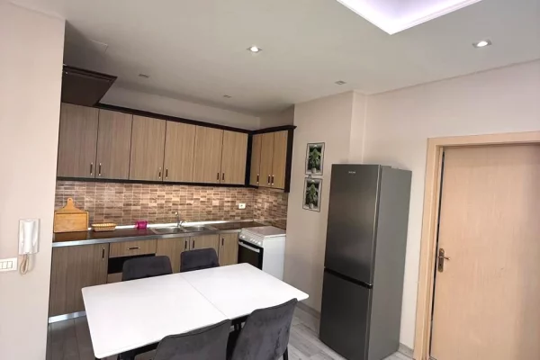 Shtepi me qera Apartament ne Tirane, 2+1, Mobilimi E mobiluar, Pagesa 50,000  Leke.