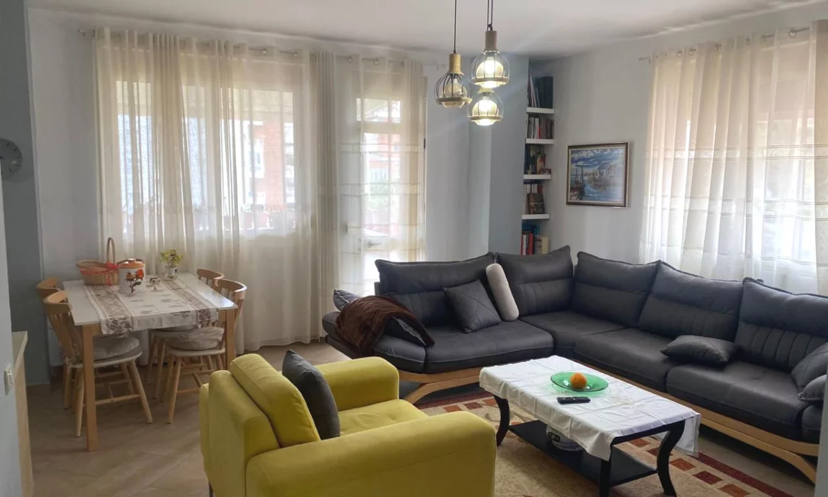 Shtepi ne shitje Apartament ne Tirane, 2+1, Mobilimi E mobiluar, Pagesa 210,000  Euro.