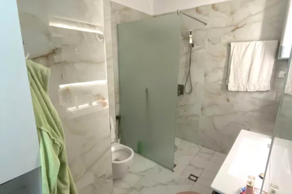 Shtepi ne shitje Apartament ne Tirane, 2+1, Mobilimi E mobiluar, Pagesa 210,000  Euro.