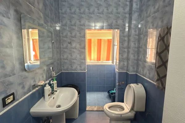 Shtepi ne shitje Apartament ne Tirane, 1+1, Mobilimi E mobiluar, Pagesa 130,000  Euro.