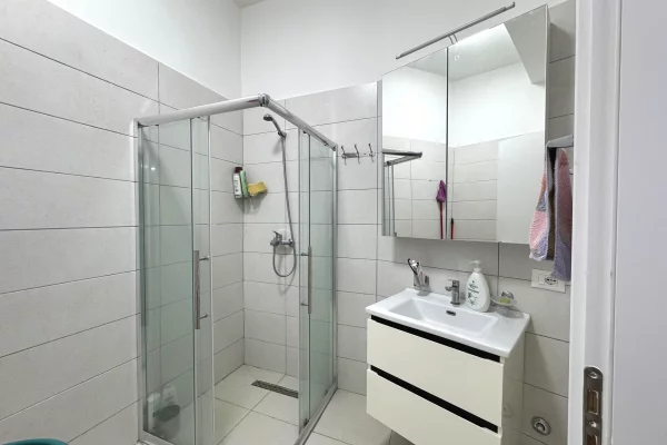 Shtepi ne shitje Apartament ne Tirane, 2+1, Mobilimi E mobiluar, Pagesa 380,000  Euro.