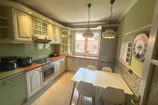 Shtepi me qera Apartament ne Tirane, 3+1, Mobilimi E mobiluar, Pagesa 1,000  Euro.