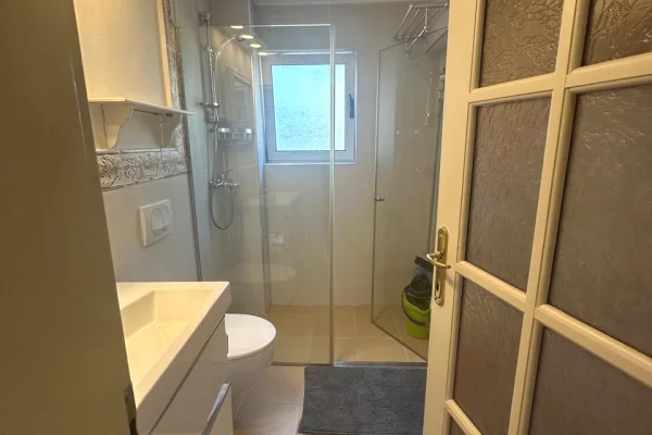 Shtepi me qera Apartament ne Tirane, 3+1, Mobilimi E mobiluar, Pagesa 1,000  Euro.