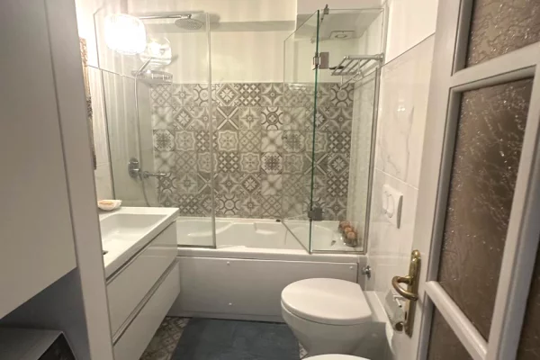 Shtepi me qera Apartament ne Tirane, 3+1, Mobilimi E mobiluar, Pagesa 1,000  Euro.