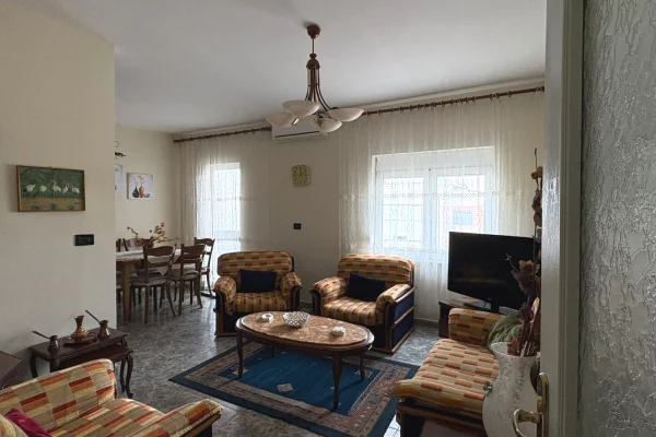 Shtepi me qera Apartament ne Tirane, 2+1, Mobilimi E mobiluar, Pagesa 600  Euro.