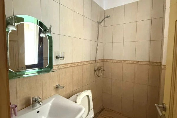 Shtepi me qera Apartament ne Tirane, 2+1, Mobilimi E mobiluar, Pagesa 60,000  Leke.