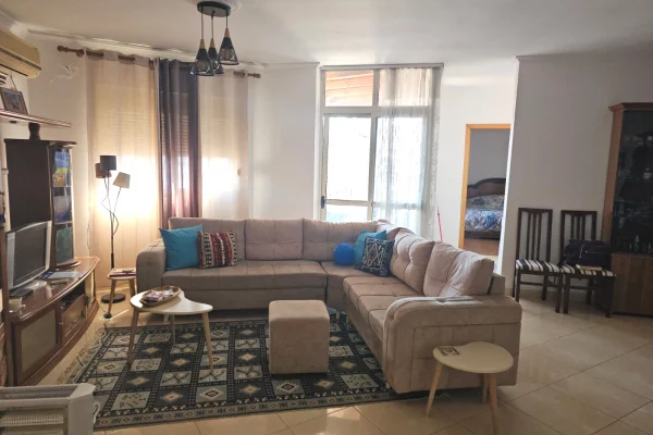 🏢Rruga e Barrikadave jepet me qera apartament 2+1,i mobiluar. 65,000L