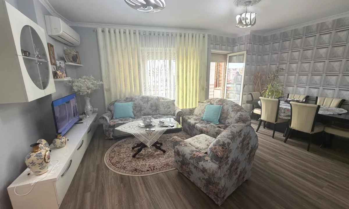 Shtepi ne shitje Apartament ne Tirane, 2+1, Mobilimi E mobiluar, Pagesa 260,000  Euro.