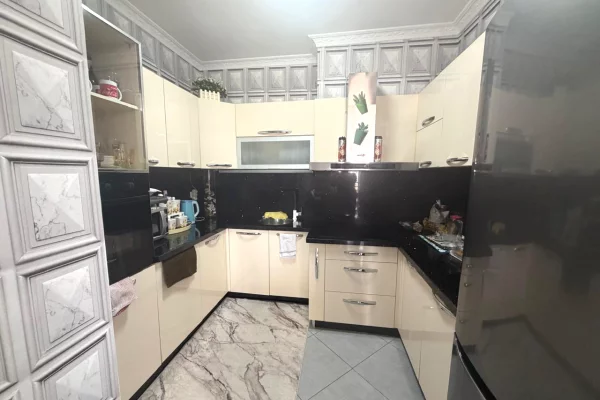 Shtepi ne shitje Apartament ne Tirane, 2+1, Mobilimi E mobiluar, Pagesa 260,000  Euro.