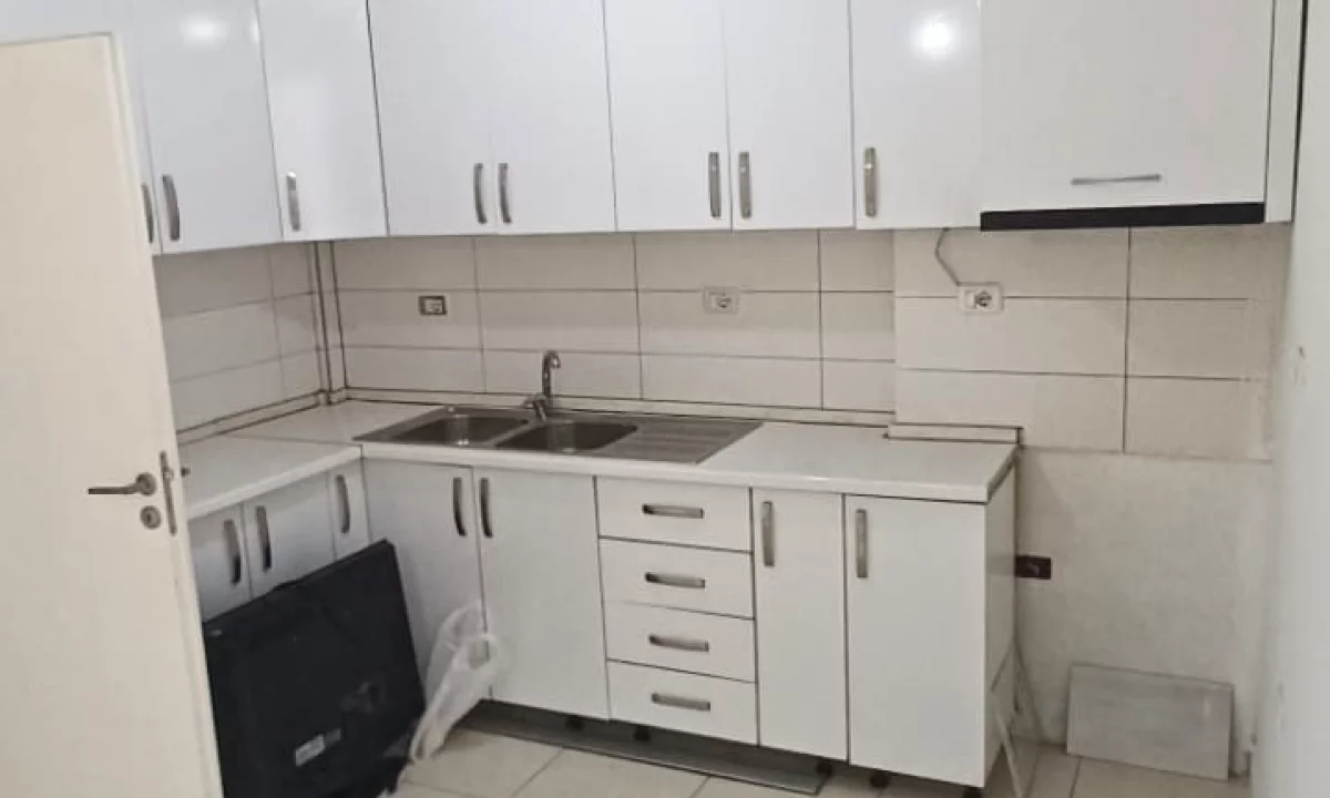 Shtepi me qera Apartament ne Tirane, 3+1, Mobilimi Pjeserisht e mobiluar, Pagesa 40,000  Leke.