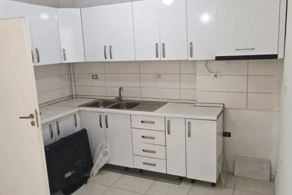 Xhamllik,jepet me qera apartament 3+1+2,pjeserisht i mobiluar : 40,000Leke