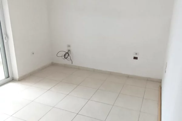 Shtepi me qera Apartament ne Tirane, 3+1, Mobilimi Pjeserisht e mobiluar, Pagesa 40,000  Leke.