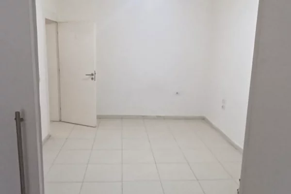 Shtepi me qera Apartament ne Tirane, 3+1, Mobilimi Pjeserisht e mobiluar, Pagesa 40,000  Leke.